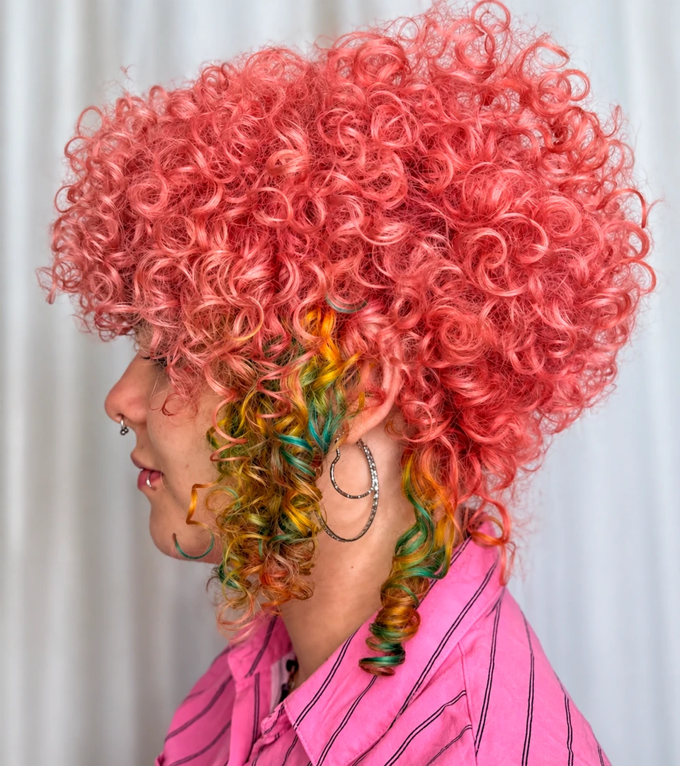 Cabelo com cores vibrantes